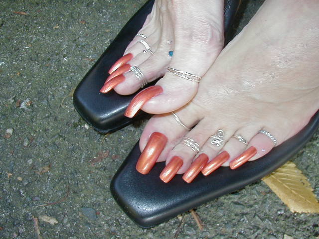 Sabine — sexy long toenails