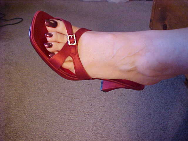 Kat — distinctive long toenails