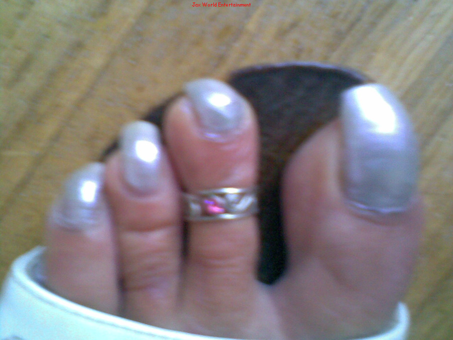 Lizzet — long toenails